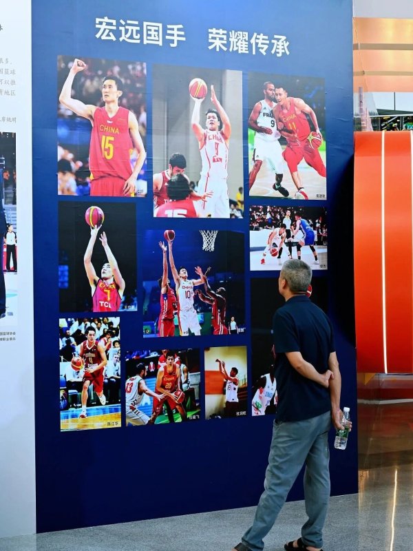 融证通 东莞新晋篮球打卡点！来跟11面宏远冠军旗合影！